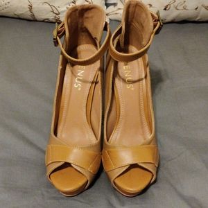 NWOT Venus, Sz. 6 (US), tan platform strappy heels